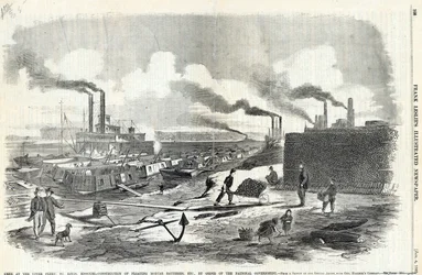 Gravure de la construction de bateaux-mortiers le long du rivage avec un bateau à vapeur en arrière-plan